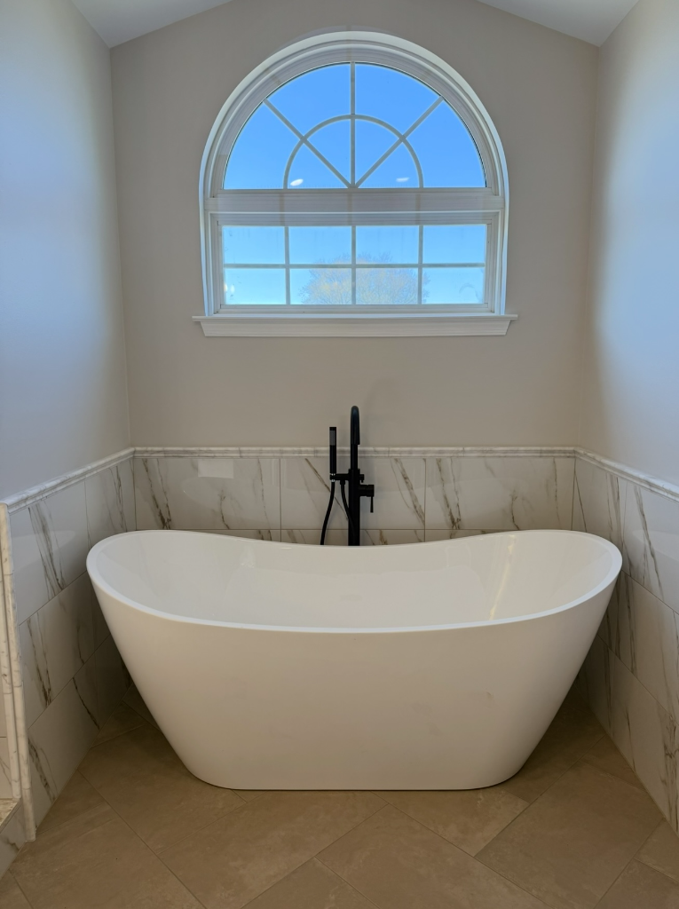 Freestanding soaking tub with arched window